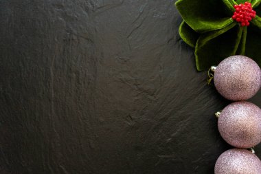  Siyah taş arka planda noel süsü. Kopyalama alanı olan üst görünüm.