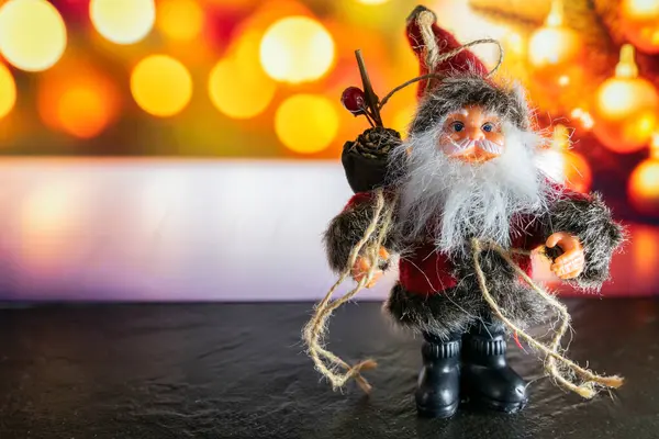  Noel tebrik kartı ve Noel Baba Bokeh ışıkları arka planda.