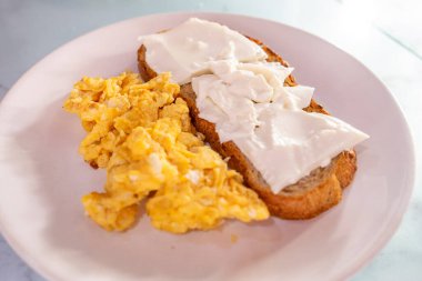 Bir dilim kızarmış ekmeğe çırpılmış yumurta ve omlet.