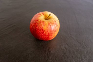 Siyah arka planda kırmızı elma. Metnin için boşluk kopyala.