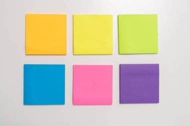 Beyaz arkaplanda izole edilmiş renkli yapışkan not, kırpma yolu dahil.