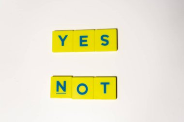 Beyaz arkaplanda izole edilmiş sarı küplerle ilgili evet ya da hayır metinleri.