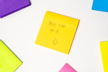 Bunu beyaz arkaplanda izole edilmiş renkli yapışkan notlar üzerine yazabilirsiniz.