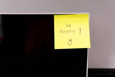 Siyah bilgisayar ekranında üzerinde 