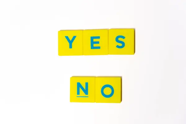 Beyaz arkaplanda izole edilmiş sarı küplerde evet ya da hayır metinleri.