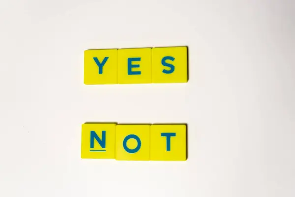 Beyaz arkaplanda izole edilmiş sarı küplerle ilgili evet ya da hayır metinleri.