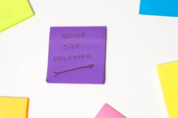 Hayal kurmaktan vazgeçme. Renkli yapışkan notlarda motivasyon alıntısı.