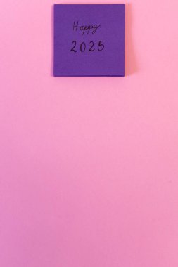 Mor yapışkan bir nottaki motivasyon mesajında 