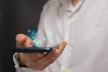 İş adamı ekranında sosyal medya simgeleri olan akıllı telefon kullanıyor.