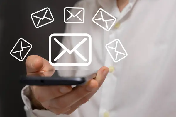Ekranda e- posta simgesi olan cep telefonu tutan adam, iletişim konsepti