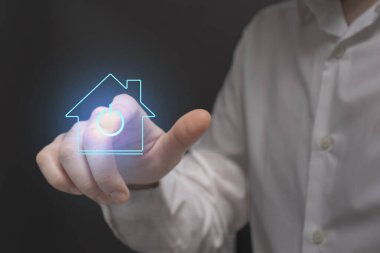 İş adamı sanal ekranda akıllı ev simgesine basıyor. Teknoloji ve İnternet kavramı.