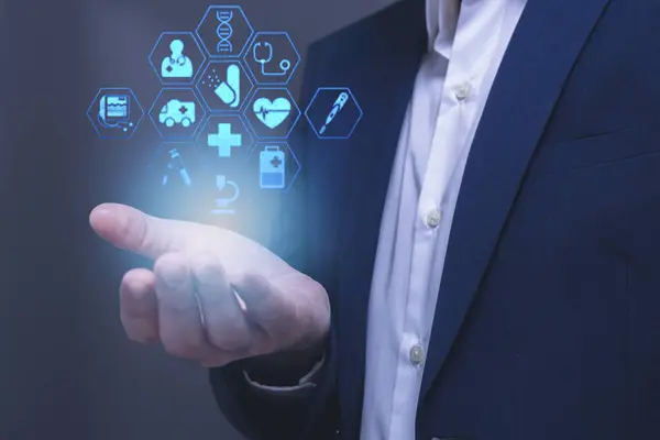 Tıbbi, Sağlık, Tıp ve Teknoloji konsepti. Sanal ekranla çalışan genç iş adamı.