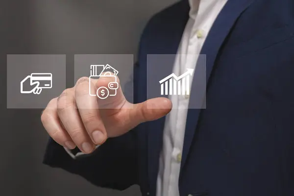 Sanal arkaplanda modern düğmelere basan iş adamı.