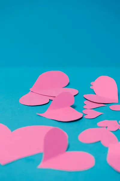 Mavi arka planda birkaç pembe kalp. Sevgililer Günü konsepti. Dikey