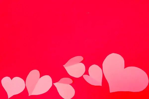 Kırmızı arka planda pembe kalpler. Sevgililer Günü konsepti