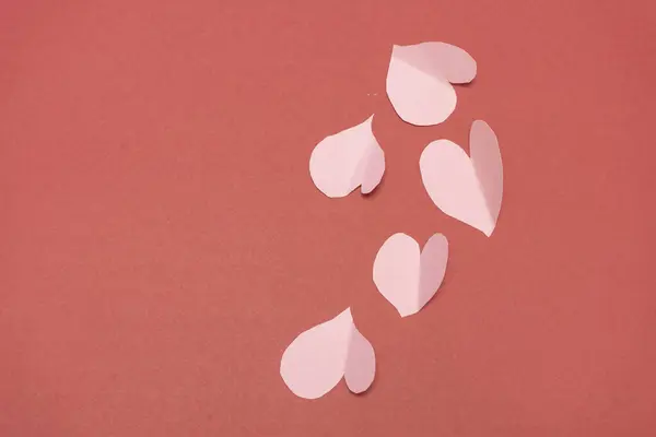 Kırmızı arka planda bir grup pembe kalp yatay sevgililer günü arka planında. Sevgililer Günü konsepti