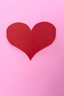 Pembe arka planda kırmızı kağıt kalp. Sevgililer Günü konsepti.