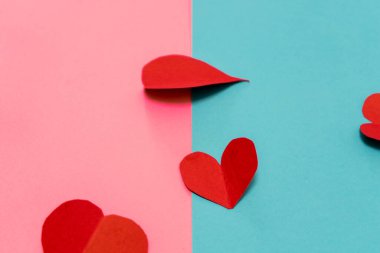 Mavi ve pembe arka planda kırmızı kağıt kalpler. Sevgililer Günü konsepti.