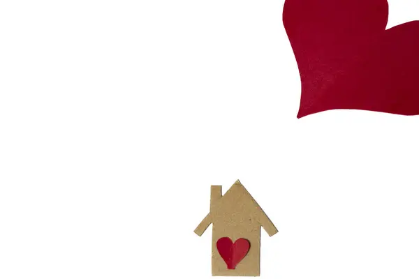 Beyaz arka planda kırmızı kalpli ahşap ev ve kopyalama alanı.