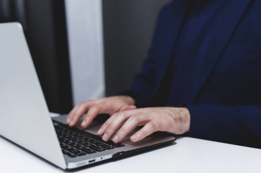 Ofisteki masamda dizüstü bilgisayarda daktilo yazan işadamlarının yakın çekimi..