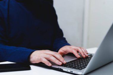 Dizüstü bilgisayarda daktilo eden erkek ellerinin yakın çekimi. Ofiste çalışan iş adamı.