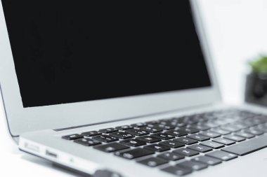 Beyaz arkaplanda boş ekranlı dizüstü bilgisayarı kapat, stok fotoğrafı