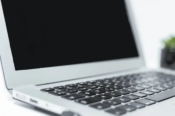 Beyaz arkaplanda boş ekranlı dizüstü bilgisayarı kapat, stok fotoğrafı