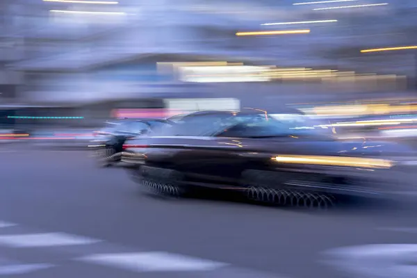 Şehirde dolaşan araçların ışık izleri.