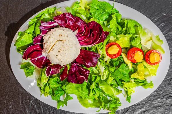 Radicchio, mozzarella peyniri ve marullu salata.