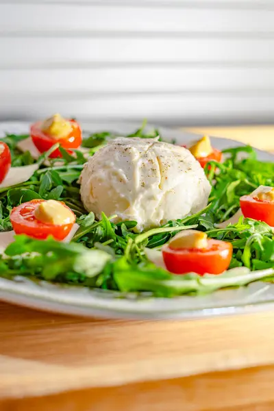 Peynirli salata, vişneli domates ve roka.