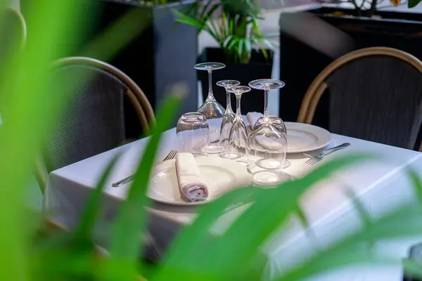 Restoranda bir etkinlik ya da düğün resepsiyonu için masa hazır..