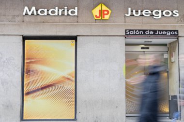 Madrid, İspanya, 9 Mart 2025: Madrid JP Juegos adında tanınmış bir bahis dükkanının imzası.