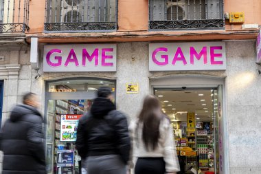 Madrid Merkez, İspanya - 9 Mart 2025: Tanınmış Game markasının bir işaretidir, uzun pozlu fotoğraf