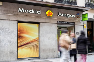 Madrid, İspanya, 9 Mart 2025: Madrid JP Juegos adında tanınmış bir bahis dükkanının işareti.