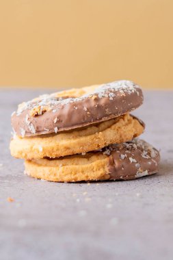 Hindistan cevizi gevrekli çikolatalı kurabiyeler..