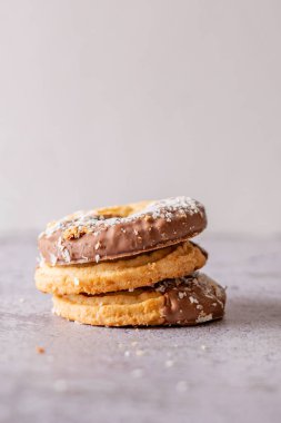 Bir yığın çikolatalı ve hindistancevizli kurabiye.