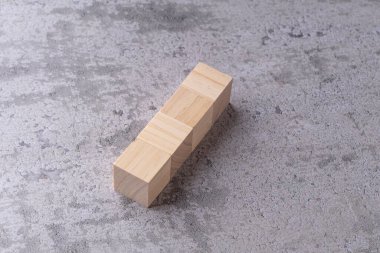 Beton Yüzeydeki Ahşap Bloklar