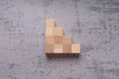 Tahta bloklar beton bir yüzeyde merdiven şeklinde dizilmiş.