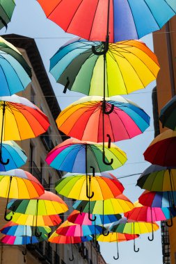 Madrid, İspanya sokaklarında çok renkli şemsiyeler