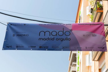 Madrid Merkez, İspanya - 26 Haziran 2025: İspanya 'nın Madrid kentinde Chueca Caddesi' nde düzenlenen 2025 gay onur kutlamaları için mor, mavi ve pembe reklam afişi.
