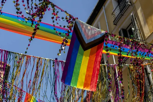 Madrid, İspanya 'daki Onur Yürüyüşü' nde gökkuşağı bayrakları ve çelenkler.