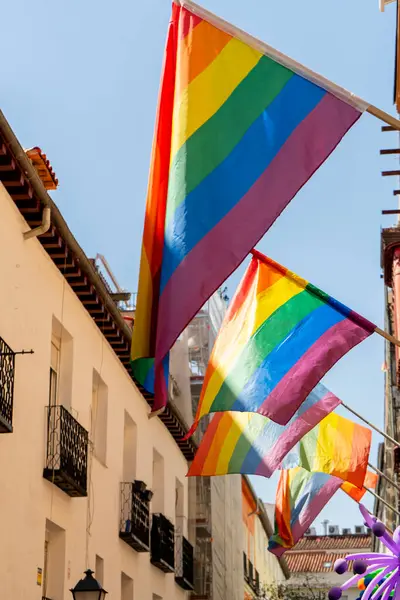 Madrid, İspanya sokaklarında gökkuşağı bayrakları