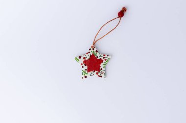 Beyaz arka planda şenlikli Noel süsleri. Yılbaşı, kış kutlamaları, tebrik kartları ve mevsimlik tasarım projeleri için ideal tatil kavramı.