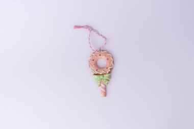 Beyaz arka planda izole edilmiş parlak renkli çörek. Üst Manzara. Düz yatıyordu. Pastane konseptleri, tatlı menüleri ve tatlı yemek tasarımları için ideal..