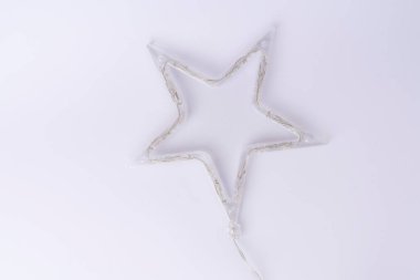 Altın Noel yıldızı süslemesi beyaz arka planda izole edilmiş. Kopyalama alanı olan yakın plan görüntü. Festival tasarımları ve tatil temalı yaratıcı projeler için ideal.