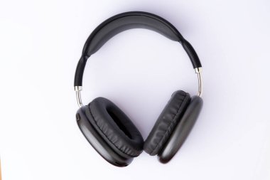 Kablosuz kulaklıklar beyaz arkaplanda izole edildi.