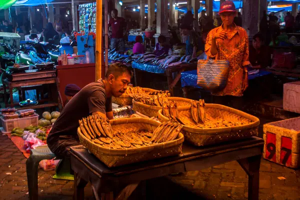 Makassar Indonesia Marzo 2023 Hombre Que Vende Pescado Seco Mercado —  Fotos de Stock