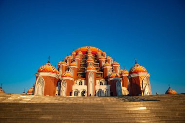 Mescid 99 Kubah Makassar yakın çekim fotoğrafı (99 Domes Camii). Benzersiz mimarisi olan güzel bir cami, ünlü bir yerde, Losari Sahili, Makassar, Endonezya