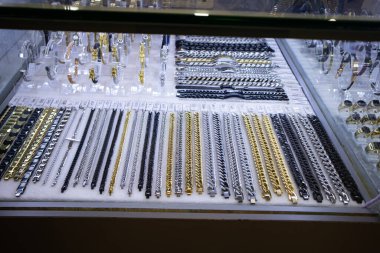 Altın ve gümüşten yapılmış çeşitli kolyeler.