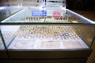 Altın ve gümüşten yapılmış çeşitli yüzük türleri